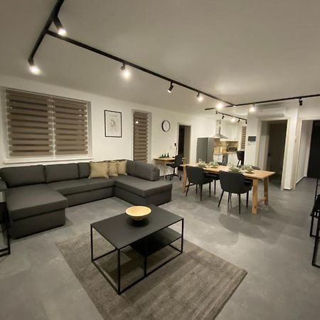 Twin House Apartment Gyal Bagian luar foto